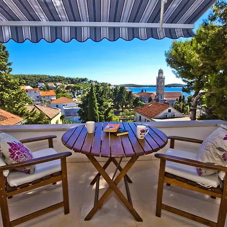 Castle Stambuk * Χβαρ